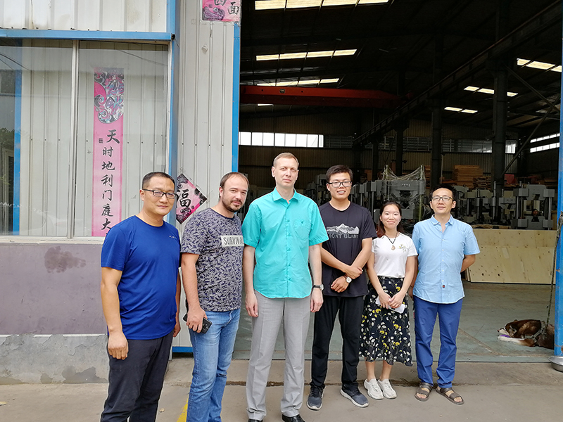 俄羅斯客戶到廠驗收機器，獲得客戶一致好評